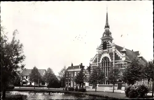 Ak Zwartsluis Overijssel Niederlande, Het singel met Geref. Kerk