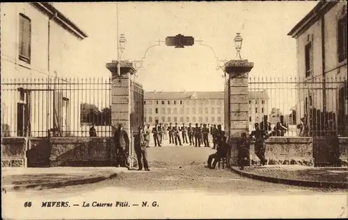 Ak Nevers Nièvre, La Caserne Pitie