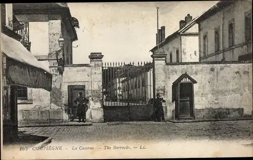 Ak Compiègne Oise, La Caserne