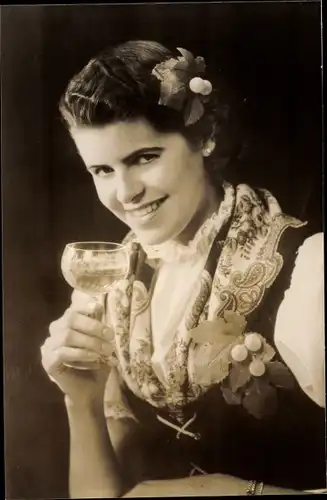 Ak Portrait einer Frau mit Weinglas, Tracht, Alkohol