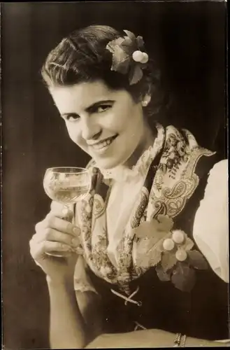 Ak Portrait einer Frau mit Weinglas, Tracht, Alkohol