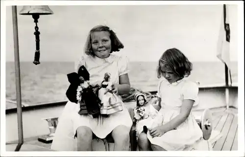 Ak Prinzessinnen Beatrix und Irene der Niederlande mit Puppen, Yacht Piet Hein