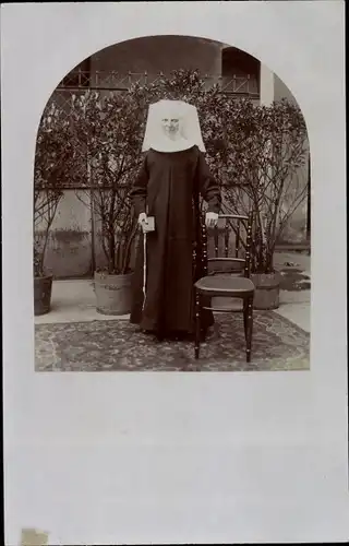 Foto Ak Portrait einer Klosterfrau, Rosenkranz, Gebetsbuch, Stuhl