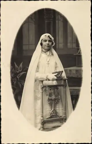 Foto Ak Mädchen-Portrait, Erste Kommunion, Gebetsbuch
