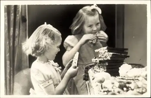 Ak Soestdijk Utrecht Niederlande, Prinzessinnen Beatrix und Irene essend