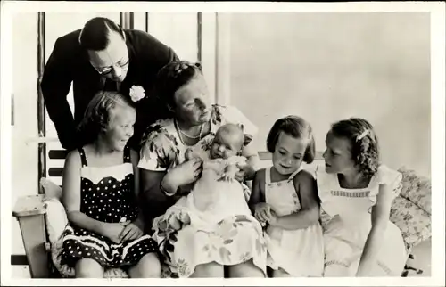 Ak Königin Juliana der Niederlande, Prinz Bernhard, Prinzessinnen Beatrix, Irene, Margriet,Christina