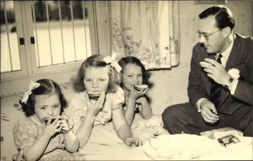 Foto Ak Prinz Bernhard, Prinzessinnen Beatrix, Irene, Margriet, essend