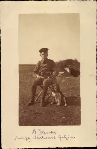 Foto Ak Deutscher Soldat im Kaiserreich, Hunde, Klapp-Stuhl