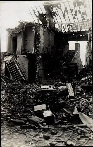 Foto Ak Kriegszerstörungen, Blick auf eine Hausruine