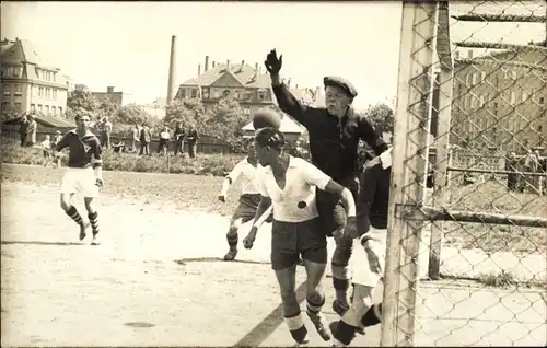 Foto Ak Fußballer beim Fußballspiel, Torwart