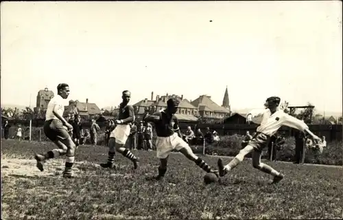 Foto Ak Fußballer beim Fußballspiel