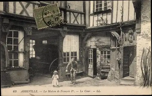 Ak Abbeville Somme, La Maison de Francois 1., La Cour
