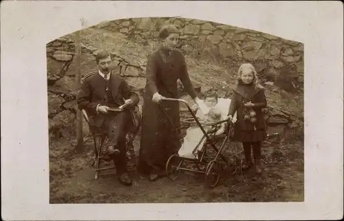 Foto Ak Familie, Kleinkind im Kinderwagen, Mann im Anzug, Mädchen mit Bällen