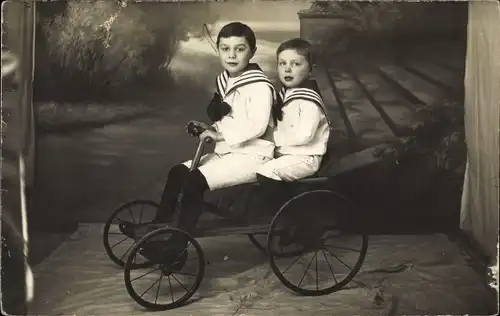 Foto Ak Zwei Jungen in Matrosenanzügen auf einem Dreirad, American Photo Co. Berlin