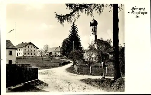 Ak Münsing am Starnberger See, Dorfpartie zur Kirche