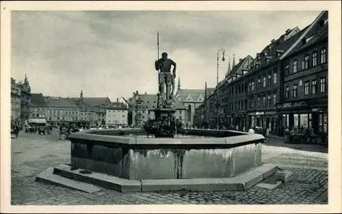 Ak Cheb Eger Reg. Karlsbad, Marktplatz mit Wastl, Brunnen