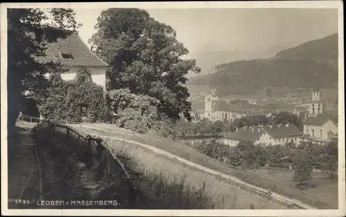 Foto Ak Leoben Steiermark, Blick auf den Ort vom Massenberg