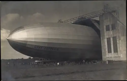 Foto Ak Luftschiff Graf Zeppelin in der Halle, LZ 127