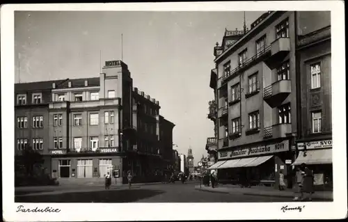 Ak Pardubice Pardubitz Stadt, Straßenpartie, Geschäfte