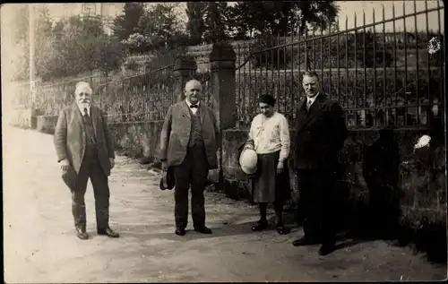 Foto Ak Landau in der Pfalz, 3 Herren, Eine Frau, Wingert, Weinreben