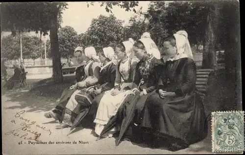 Ak Niort Deux Sèvres, Paysannes, Frauen in Tracht, Park, Sonnenschirm