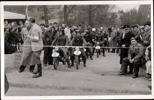 Foto Ak Motorradrennen, Fahrer vor dem Start