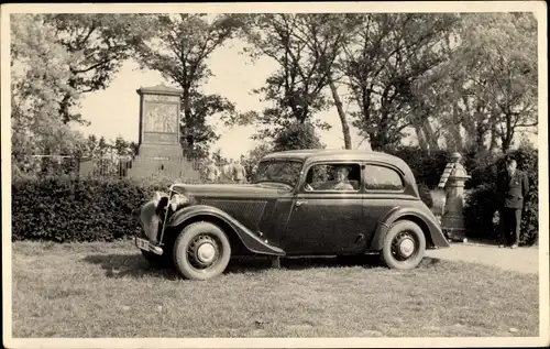 Foto Ak Automobil vor einem Denkmal, Männer