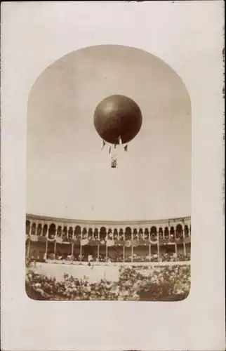 Foto Ak Fesselballon in der Luft über einen Gebäude