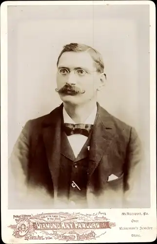 Kabinettfoto Mann mit Brille und Schnauzbart, Portrait, Diamond Art Parlors