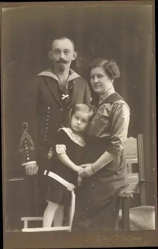 Kabinettfoto Seemann in Uniform mit Frau und Tochter, Portrait 1914