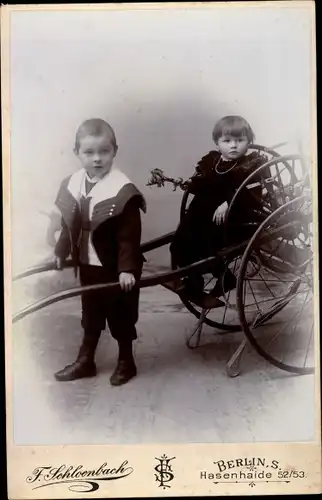 Kabinettfoto Junge zieht Mädchen auf einer Rickscha, Portrait, Fotograf Schloenbach, Berlin