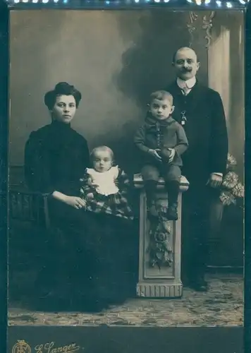 Kabinettfoto Familienportrait, Eltern mit zwei Kindern, Fotograf E. Langer, Lodz