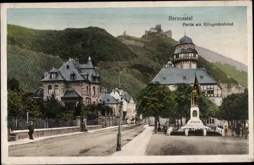 Ak Bernkastel Kues an der Mosel, Kriegerdenkmal, Straßenpartie