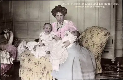 Ak Queen Victoria of Spain and her infant sons, Princess Ena of Battenberg, Königin von Spanien