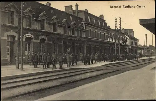 Ak Conflans Jarny Meurthe et Moselle, Bahnhof, deutsche Soldaten, Gleisseite