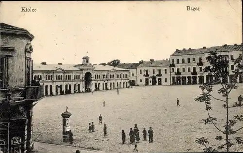 Ak Kielce Polen, Bazar, Litfaßsäule, Marktplatz