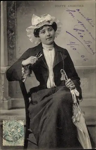 Ak Coiffe Angevine, Frau in französischer Tracht, Sonnenschirm