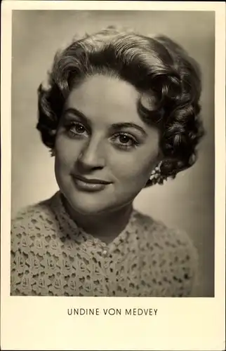 Ak Sängerin Undine von Medvey, Portrait