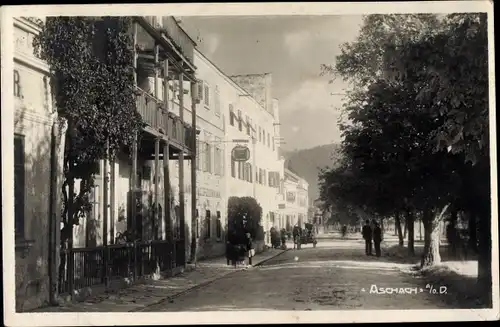 Ak Aschach an der Donau in Oberösterreich, Straßenpartie in Ortschaft, Gasthaus