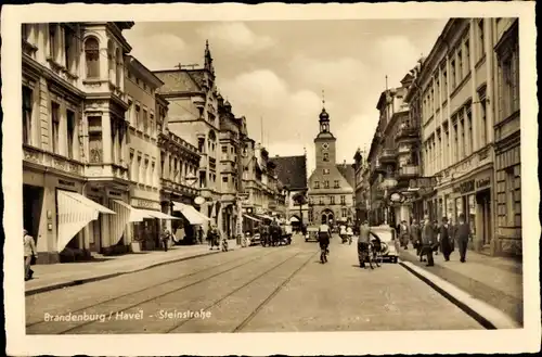 Ak Brandenburg an der Havel, Blick in die belebte Steinstraße, Geschäfte, Turm