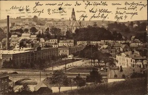 Ak Adorf im Vogtland, Stadtpanorama, Bahnüberführung