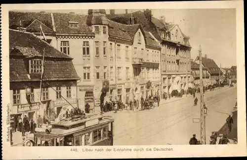 Ak Libau Lettland, Straßenbahn, Passanten, Geschäfte