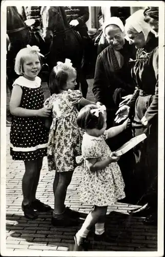 Ak Prinzessinnen Beatrix, Irene, Margriet der Niederlande, Frauen in Trachten