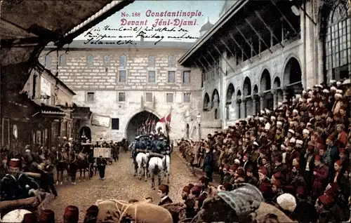 Ak Konstantinopel Istanbul Türkei, Devant Jeni Djami, Reiter, Männer in Trachten