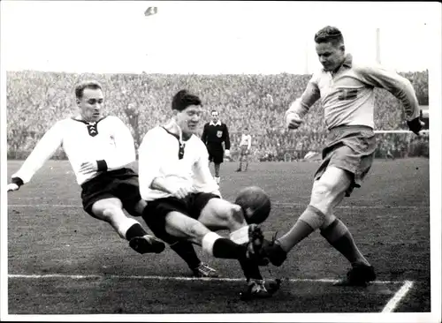 Foto Hamburg, Fußballländerspiel Deutschland gegen Schweden, Sandberg, Szymaniak, Erhardt