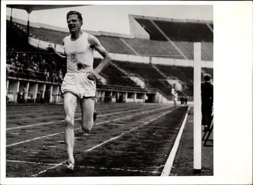 Foto Helsinki Finnland, Langstreckenläufer Herbert Schade, Zieleinlauf