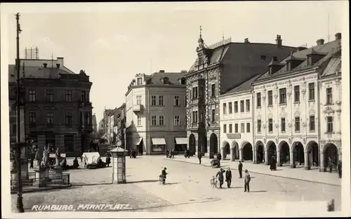 Ak Rumburk Rumburg Reg. Aussig, Blick auf den Marktplatz, Geschäft, Arkaden