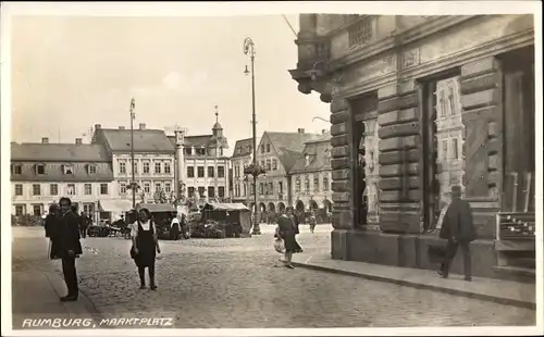 Foto Ak Rumburk Rumburg Reg. Aussig, Partie auf dem Marktplatz, Passanten