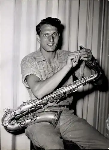 Foto Zehnkämpfer Martin Lauer mit Saxophon, Portrait