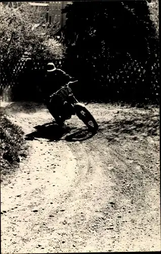 Foto Ak Motorrad auf einer Straße, Startnummer 42, Motorradrennen